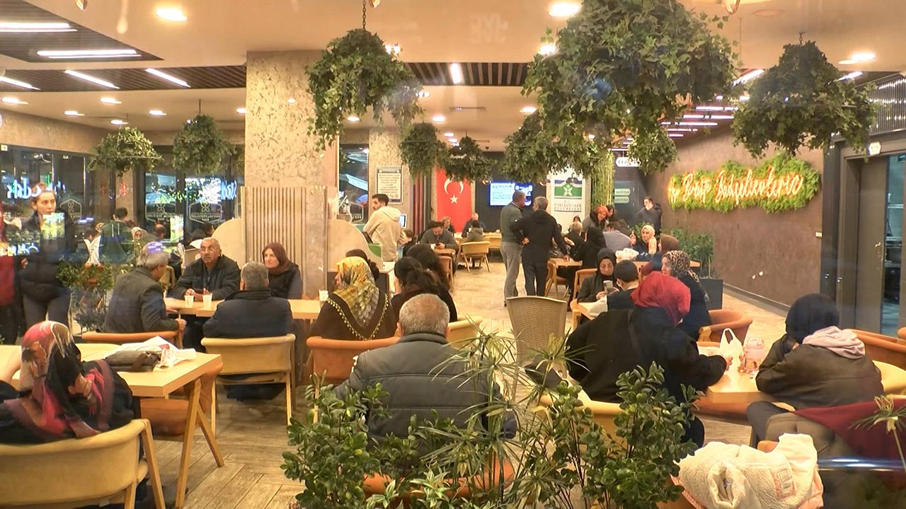 Foto - İstanbullular deprem sonrası 3. geceyi dışarda geçirdi! Ateş başında bağlama ve türkü