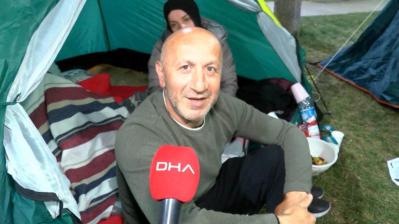 Foto - İstanbullular deprem sonrası 3. geceyi dışarda geçirdi! Ateş başında bağlama ve türkü