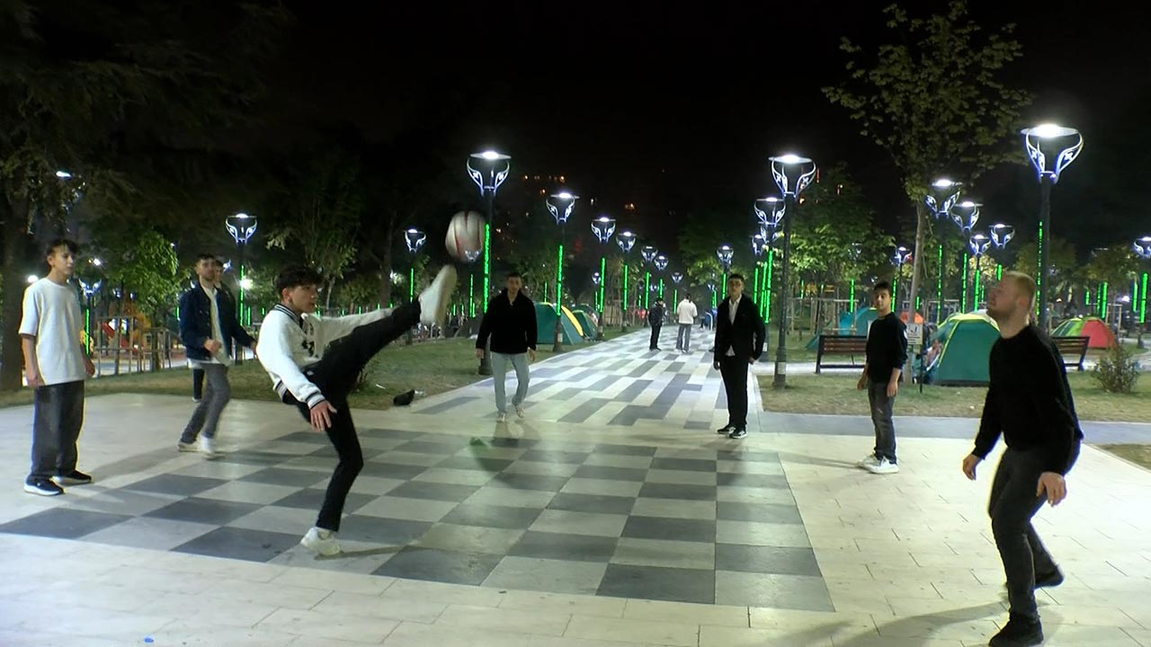 İstanbullular deprem sonrası 3. geceyi dışarda geçirdi! Ateş başında bağlama ve türkü