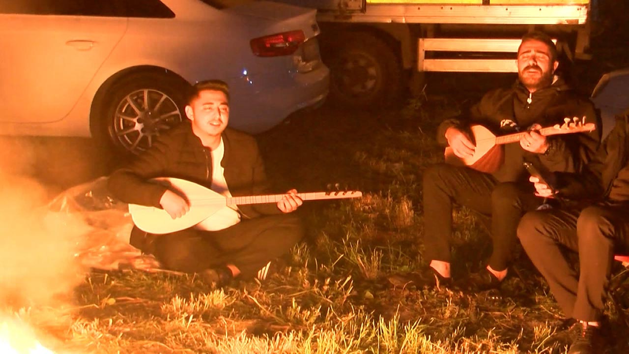 Foto - İstanbullular deprem sonrası 3. geceyi dışarda geçirdi! Ateş başında bağlama ve türkü