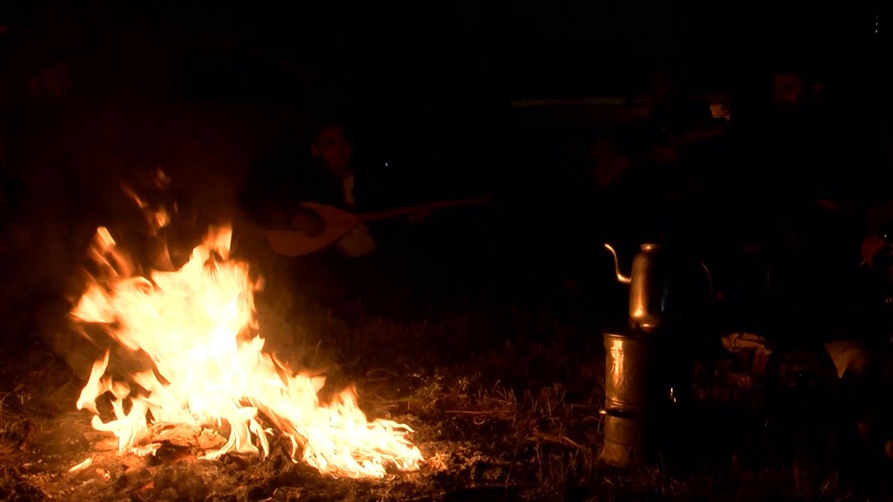Foto - İstanbullular deprem sonrası 3. geceyi dışarda geçirdi! Ateş başında bağlama ve türkü