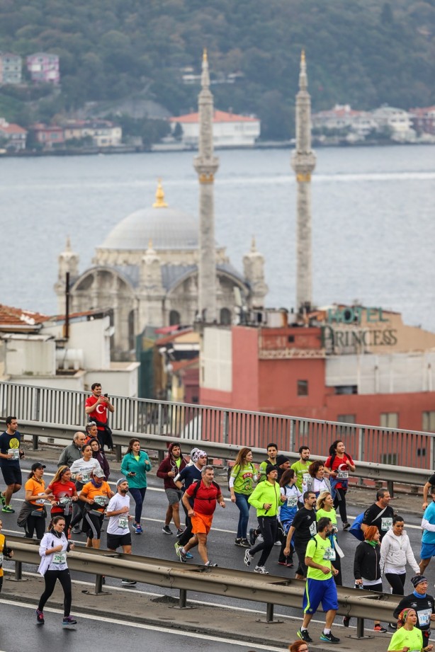 Foto - İstanbullular maratona ve kitap fuarına aktı