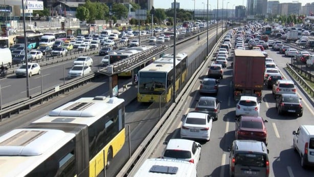 Foto - İstanbullular sokağa çıkma yasağı iptal edilince kendilerini dışarı attı