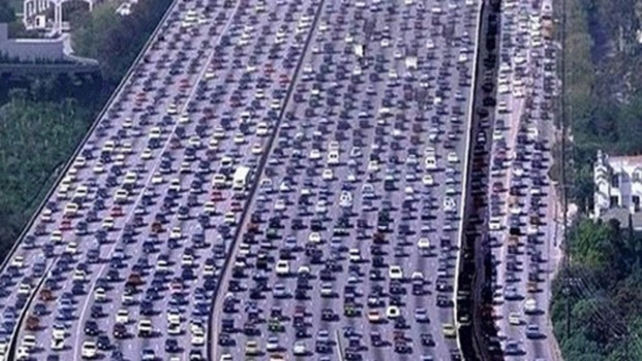 Foto - İstanbullulara "Halimize şükür" dedirten görüntü! O ülkedeki trafik, görenleri hayrete düşürüyor