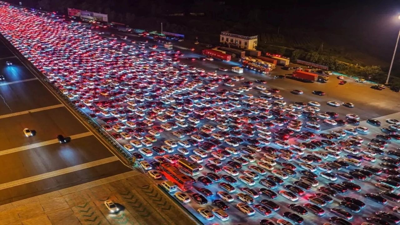 Foto - İstanbullulara "Halimize şükür" dedirten görüntü! O ülkedeki trafik, görenleri hayrete düşürüyor