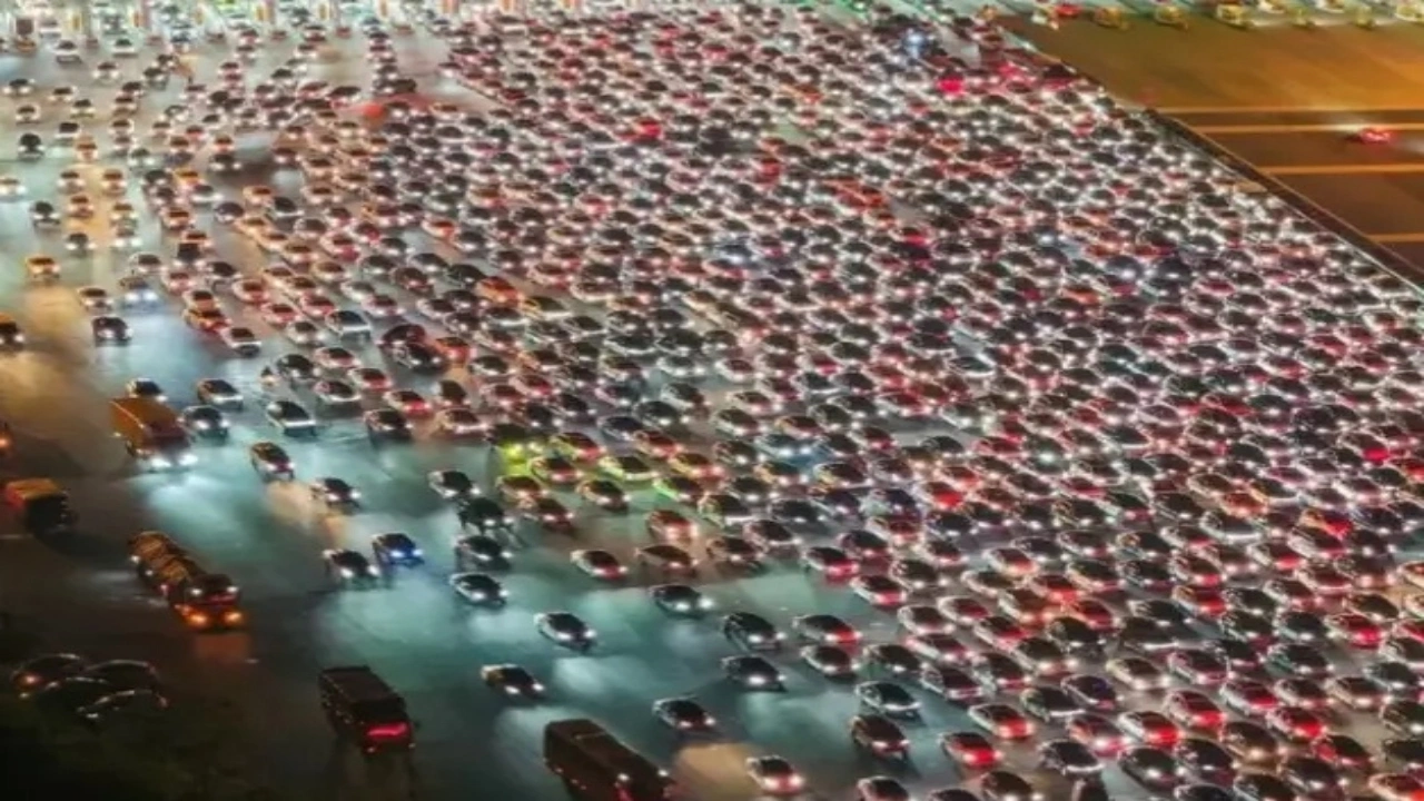 Foto - İstanbullulara "Halimize şükür" dedirten görüntü! O ülkedeki trafik, görenleri hayrete düşürüyor