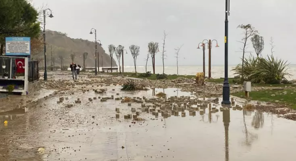 Foto - İstanbul'u kuvvetli sağanak ve fırtına vurdu! Valilik açıkladı Can kaybı var!
