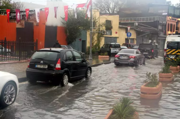 Foto - İstanbul'u kuvvetli sağanak ve fırtına vurdu! Valilik açıkladı Can kaybı var!