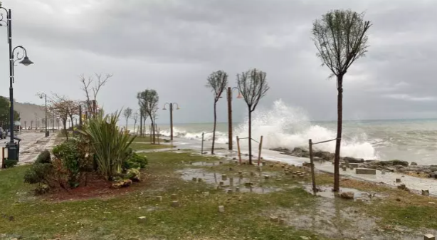 Foto - İstanbul'u kuvvetli sağanak ve fırtına vurdu! Valilik açıkladı Can kaybı var!