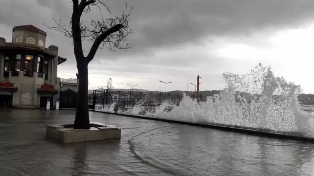 Foto - İstanbul'u kuvvetli sağanak ve fırtına vurdu! Valilik açıkladı Can kaybı var!