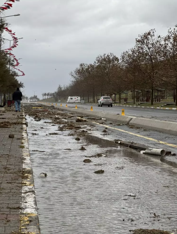 Foto - İstanbul'u kuvvetli sağanak ve fırtına vurdu! Valilik açıkladı Can kaybı var!