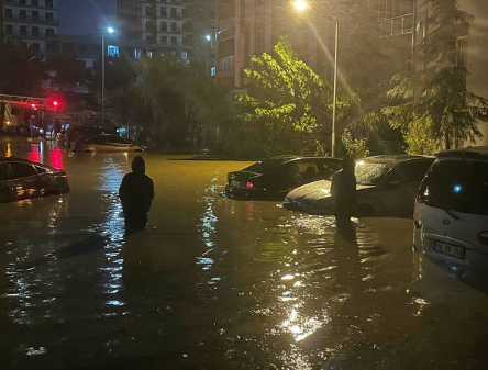 Foto - İstanbul'u sağanak vurdu, AKOM uyudu! Vatandaşı uyarmadılar
