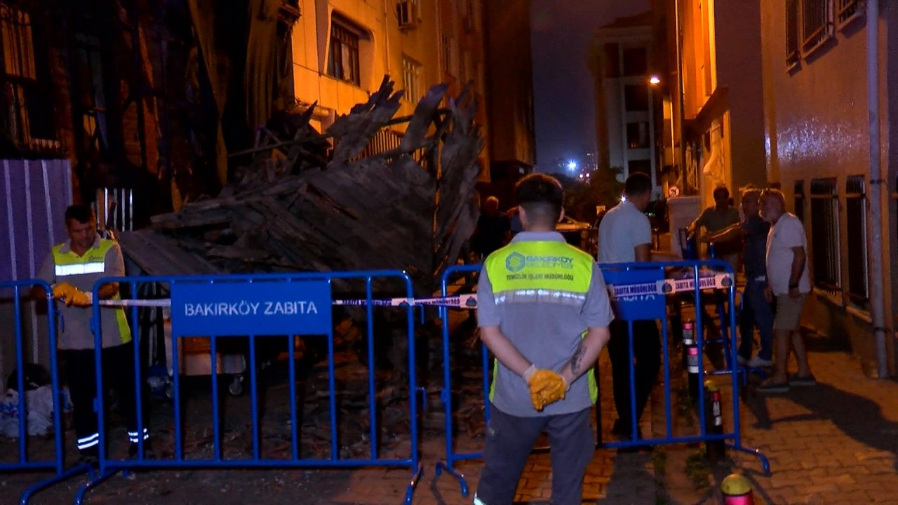 Foto - İstanbul'un Bakırköy ilçesinde 100 yıllık tarihi bina çöktü