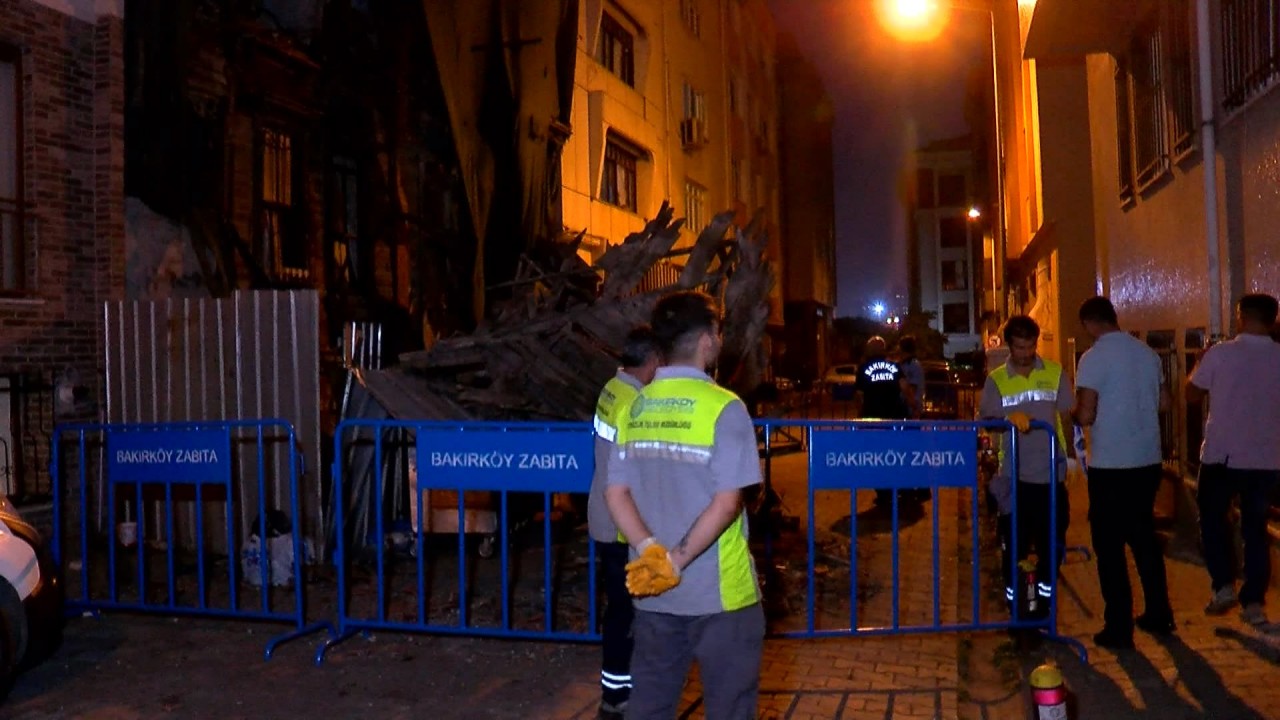 Foto - İstanbul'un Bakırköy ilçesinde 100 yıllık tarihi bina çöktü