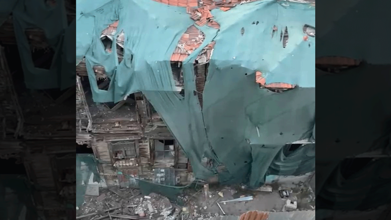 İstanbul'un Bakırköy ilçesinde 100 yıllık tarihi bina çöktü