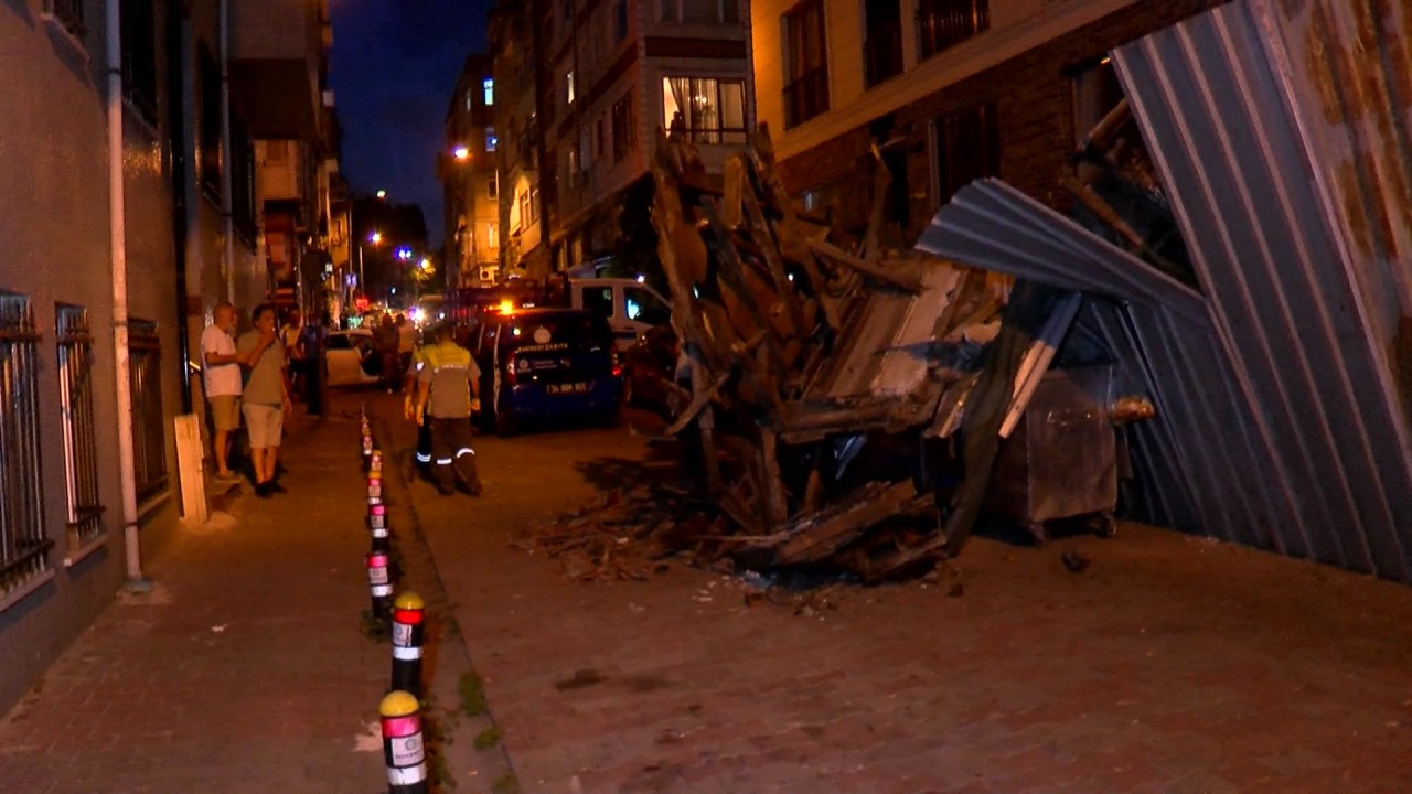 Foto - İstanbul'un Bakırköy ilçesinde 100 yıllık tarihi bina çöktü