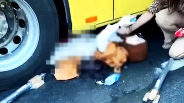 Foto - İstanbul'un Fatih ilçesinde İETT otobüsü ile motosikletin çarpışması sonucu meydana gelen kazada, hamile bir kadın ağır şekilde yaralandı.