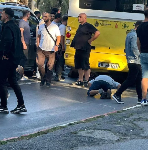 Foto - İstanbul'un Fatih ilçesinde İETT otobüsü ile motosikletin çarpışması sonucu meydana gelen kazada, hamile bir kadın ağır şekilde yaralandı.
