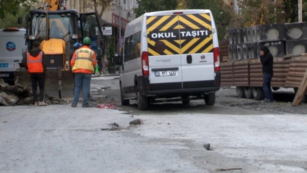 Foto - İstanbul'un göbeğinde çileden çıkaran görüntü! 'Yollar tarlaya döndü'