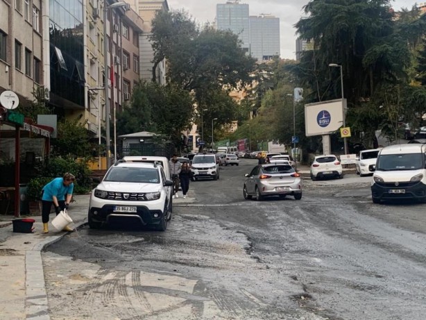Foto - İstanbul'un göbeğinde çileden çıkaran görüntü! 'Yollar tarlaya döndü'
