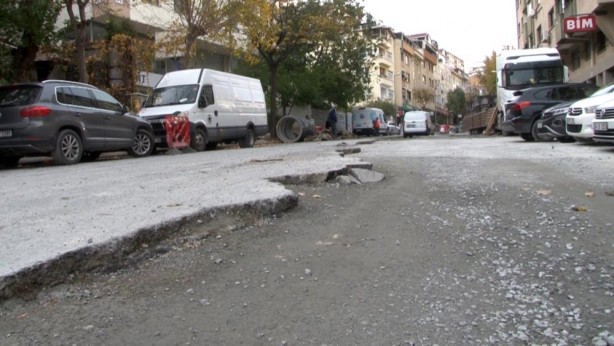 Foto - İstanbul'un göbeğinde çileden çıkaran görüntü! 'Yollar tarlaya döndü'