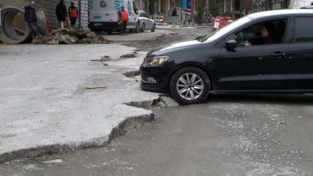 Foto - İstanbul'un göbeğinde çileden çıkaran görüntü! 'Yollar tarlaya döndü'
