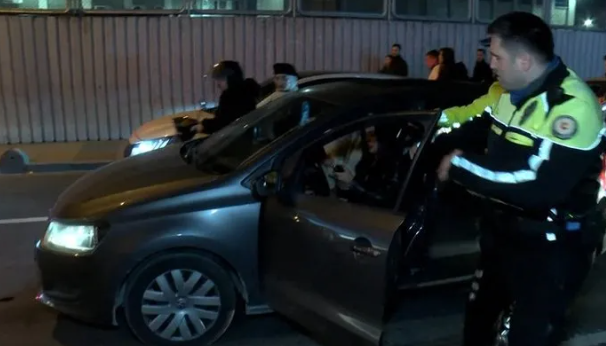 Foto - İstanbul'un göbeğinde kepazelik! Bunlar nasıl kadın?