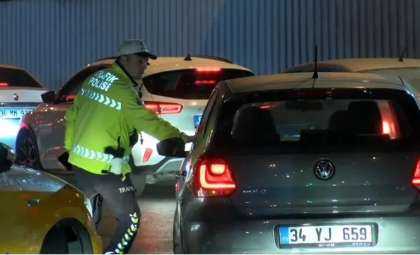 Foto - İstanbul'un göbeğinde kepazelik! Bunlar nasıl kadın?