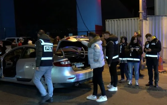 Foto - İstanbul'un göbeğinde kepazelik! Bunlar nasıl kadın?