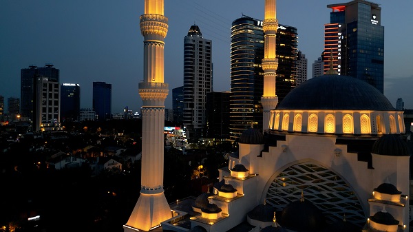 Foto - İstanbul'un göz kamaştıran güzelliği! Gökdelenlerin arasında huzur mekanı
