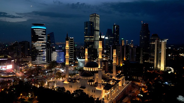 Foto - İstanbul'un göz kamaştıran güzelliği! Gökdelenlerin arasında huzur mekanı