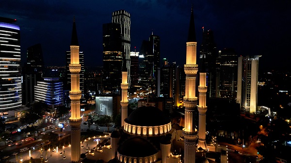 Foto - İstanbul'un göz kamaştıran güzelliği! Gökdelenlerin arasında huzur mekanı
