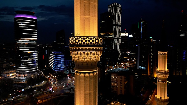 Foto - İstanbul'un göz kamaştıran güzelliği! Gökdelenlerin arasında huzur mekanı