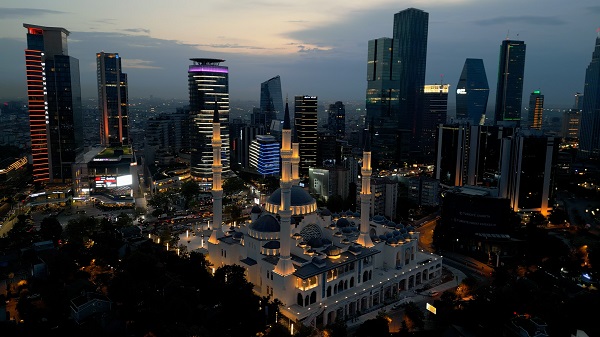 İstanbul'un göz kamaştıran güzelliği! Gökdelenlerin arasında huzur mekanı