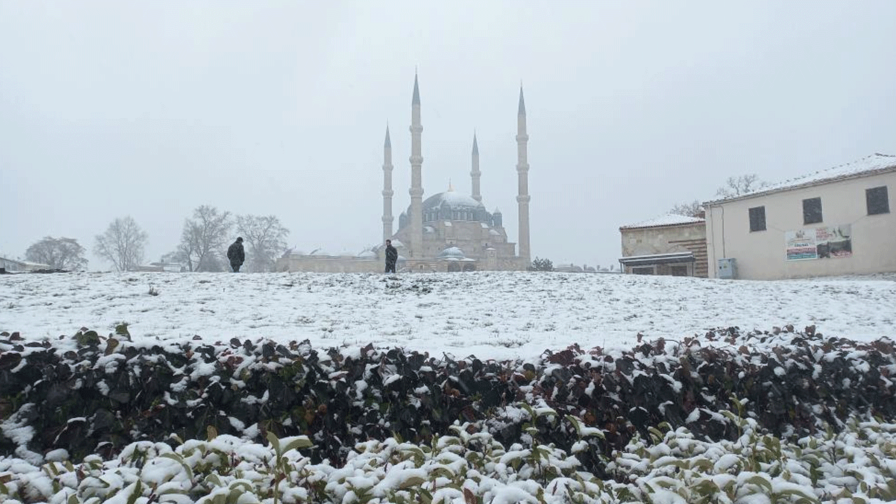 Foto - İstanbul'un kapısına kadar dayandı! Kar yağışı etkili oluyor