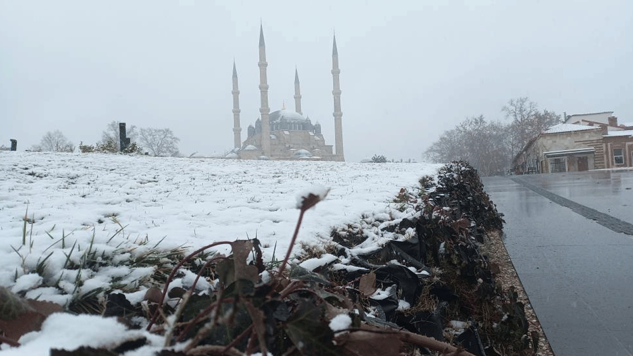 İstanbul'un kapısına kadar dayandı! Kar yağışı etkili oluyor