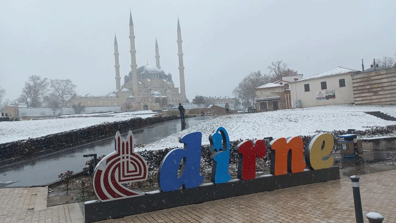 Foto - İstanbul'un kapısına kadar dayandı! Kar yağışı etkili oluyor