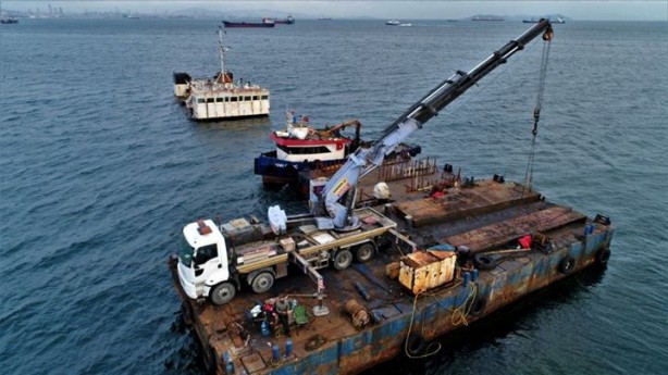 Foto - İstanbul'un marmara sahilindeki hayalet gemi artık parçalarına ayrılıyor