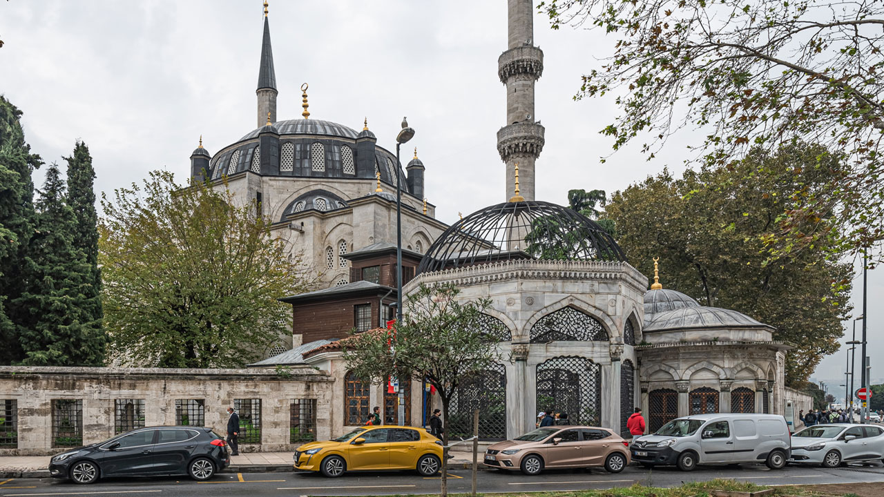 İstanbul’un Selatin Camileri! Üsküdar'ın kalbindeki üç asırlık estetik miras: Valide-i Cedid Camisi…