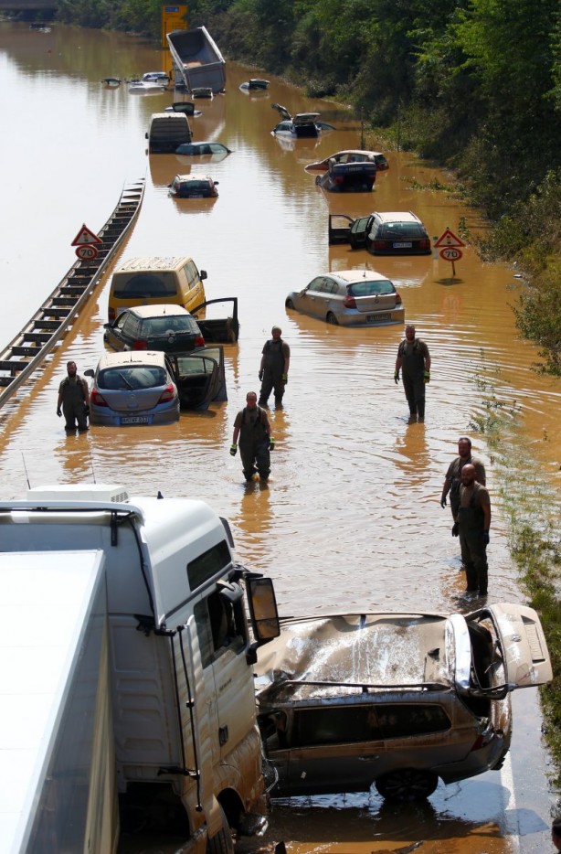 Foto - İşte Almanya'nın son hali... Felakete böyle uyandılar