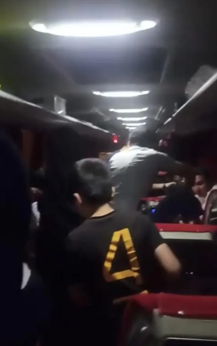 Foto - İşte ayakta yolculuğun ilginç sebebi! Şehirlerarası otobüste şaşkına çeviren görüntü