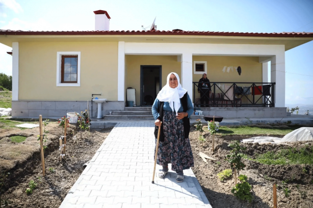 İşte devletin gücü! Naime nine: "Cumhurbaşkanım beni yıkılan evimden aldı, saraya yerleştirdi"