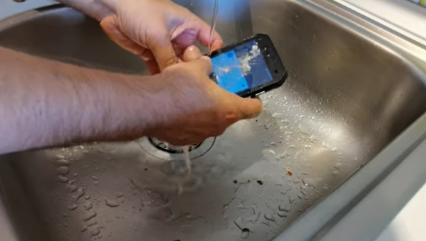 Foto - İşte dünyanın ilk antibakteriyel telefonu!