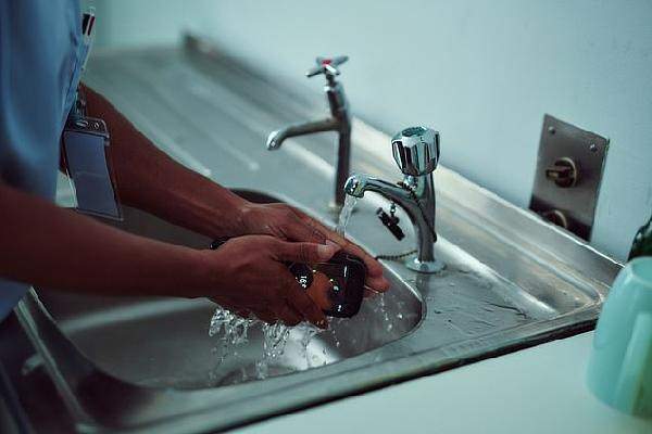 Foto - İşte dünyanın ilk antibakteriyel telefonu!