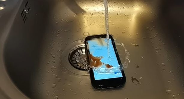 Foto - İşte dünyanın ilk antibakteriyel telefonu!