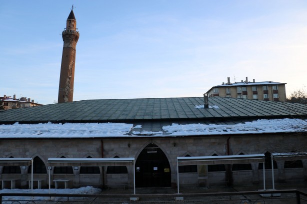 Foto - İşte ecdat mühendisliği! Asrın felaketinde 8 asırlık cami milim oynamadı