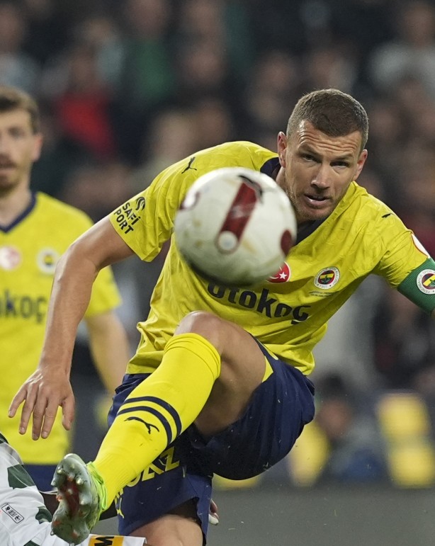 Foto - İşte Edin Dzeko'nun antrenmana çıkmama sebebi! Kaynadıkça kaynıyor...