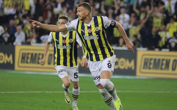 Foto - İşte Edin Dzeko'nun antrenmana çıkmama sebebi! Kaynadıkça kaynıyor...