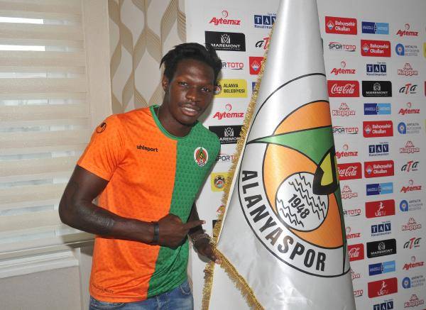 Foto - Futbol camiasında biten transferler