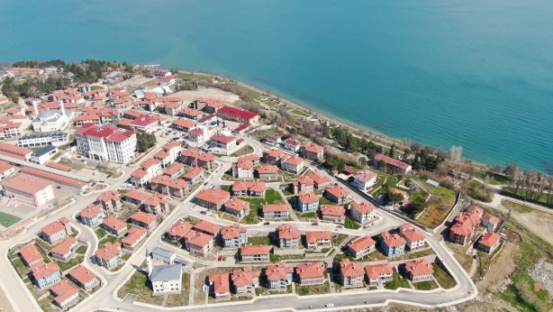 Foto - İşte göl manzaralı TOKİ konutları! Sosyeteye değil depremzedeye